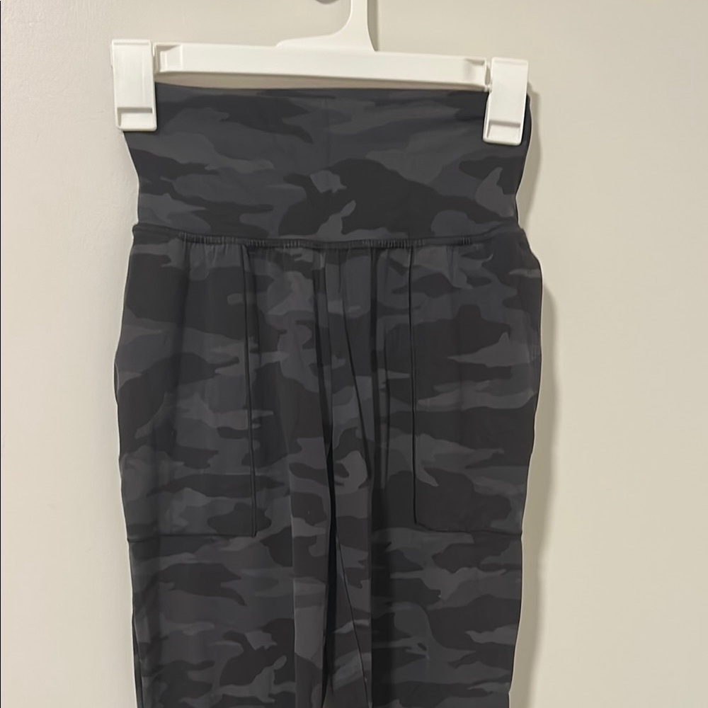 Athleta Salutation Camo Jogger Pants Athletic Travel Comfy Hiking Size XXS